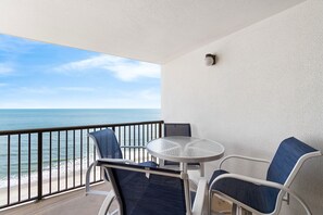 Outdoor dining - Amazing Beachfront, 2 Bedroom Condo in beautiful Myrtle Beach (Myrtle Beach)