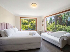 Room - Spacious Family Home with Iconic Views (Northwood)