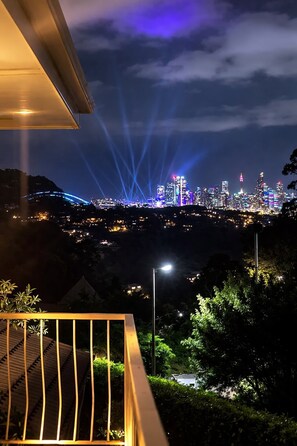 Property grounds - Spacious Family Home with Iconic Views (Northwood)