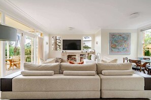 Living area - Spacious Family Home with Iconic Views (Northwood)