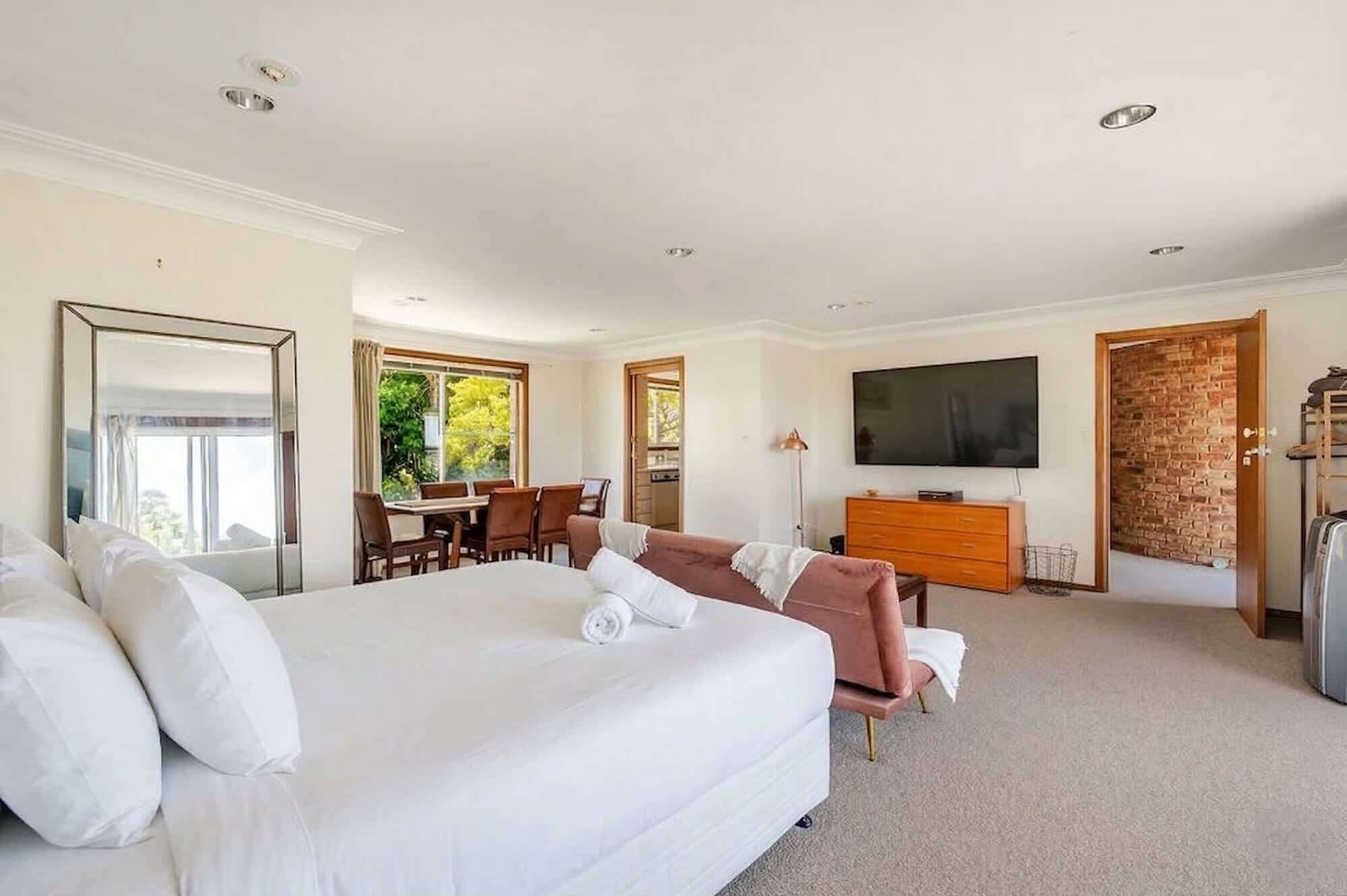 Desk, iron/ironing board, WiFi, bed sheets