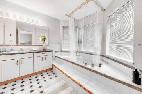 Spacious cozy house near ferry and beach
