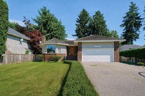 Exterior - Spacious cozy house near ferry and beach (Delta)