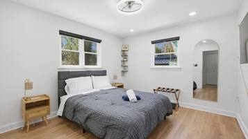 6 bedrooms, desk, iron/ironing board, travel crib