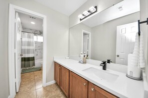 Hair dryer - Family retreat with game room and huge yard. (Cypress)