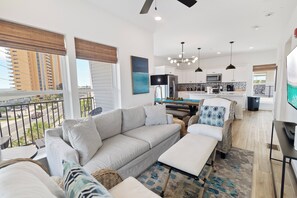 Eine moderne Wohnung mit Wohnzimmer, Essbereich, Küche und Balkon.