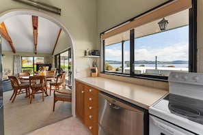 Fridge, microwave, oven, stovetop - Rejoyce Holiday Home (Taupo)