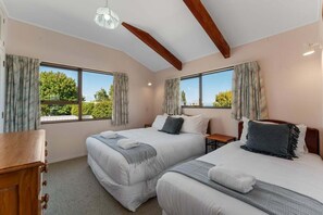 WiFi, bed sheets - Rejoyce Holiday Home (Taupo)