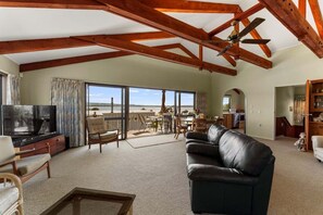 TV - Rejoyce Holiday Home (Taupo)