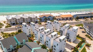 Ein Hotel an der Küste mit mehreren Gebäuden, einem Strand und freiem Blick auf den Ozean.