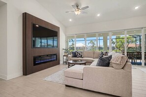Fireplace - Coral Oasis – Pet-Friendly Freshwater Canal (Cape Coral)