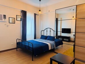 Room - Beirut Bliss Suite - Cozy Staycation near SM Trece  WiFi + Netflix + Kitchen (Trece Martires City)