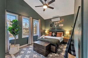 Iron/ironing board, free WiFi, bed sheets - 5BR Game Room, Hot Tub, Fire Pit + Lake Access (East Stroudsburg)