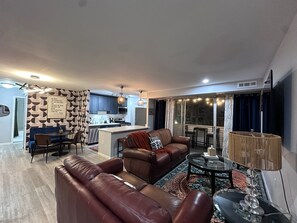 Living area - Music-Lover's Retreat in Old Town Alexandria with a King Bed. Min from DC (Alexandria)