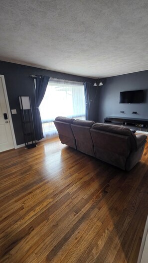 Interior - Spacious comfort with relaxing back yard, convenience for events. (Lincoln)