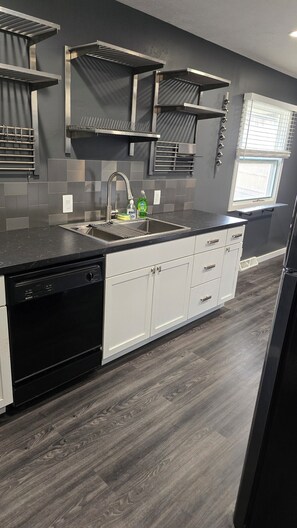 Private kitchen - Spacious comfort with relaxing back yard, convenience for events. (Lincoln)