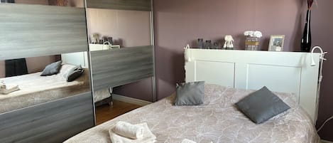 Iron/ironing board, WiFi, bed sheets