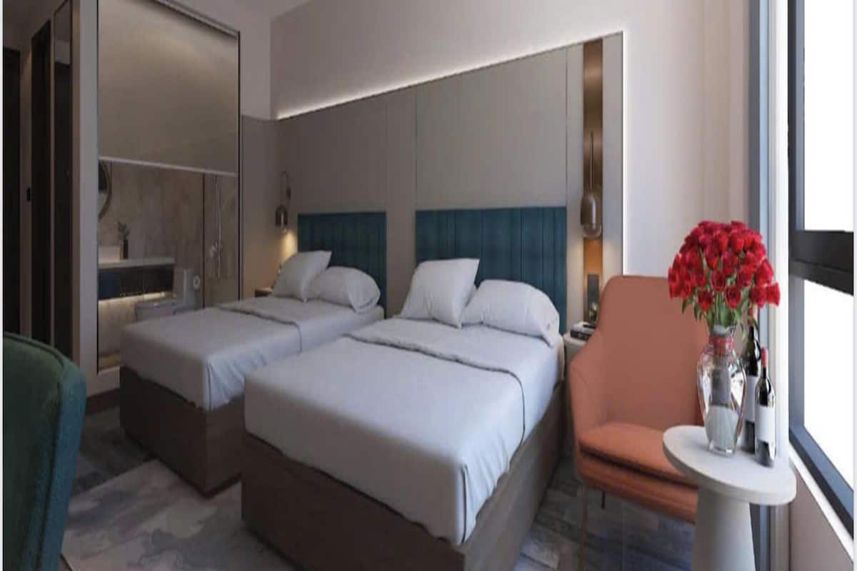 Deluxe-Dreibettzimmer, Stadtblick | Zimmersafe, Verdunkelungsvorhänge, kostenloses WLAN