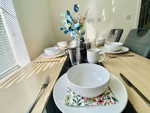 Stylish 4BR Contractor Home - Garden & Parking