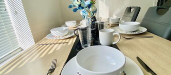 Stylish 4BR Contractor Home - Garden & Parking