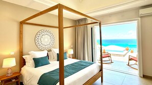 A four-poster bed with a view of the ocean through a balcony. - Villa Top of the Rock 2 (Saint-François)