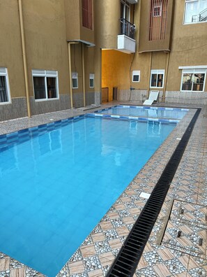 Pool - Lovely 1-bedroom apartment with elevator, swimming pool and gym (Kampala)