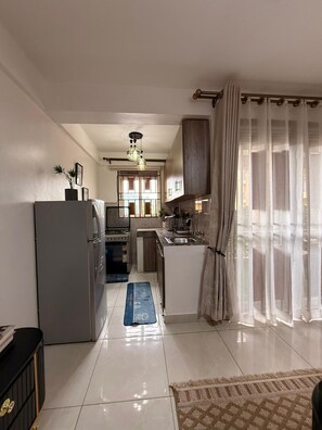 Microwave, oven, stovetop - Lovely 1-bedroom apartment with elevator, swimming pool and gym (Kampala)