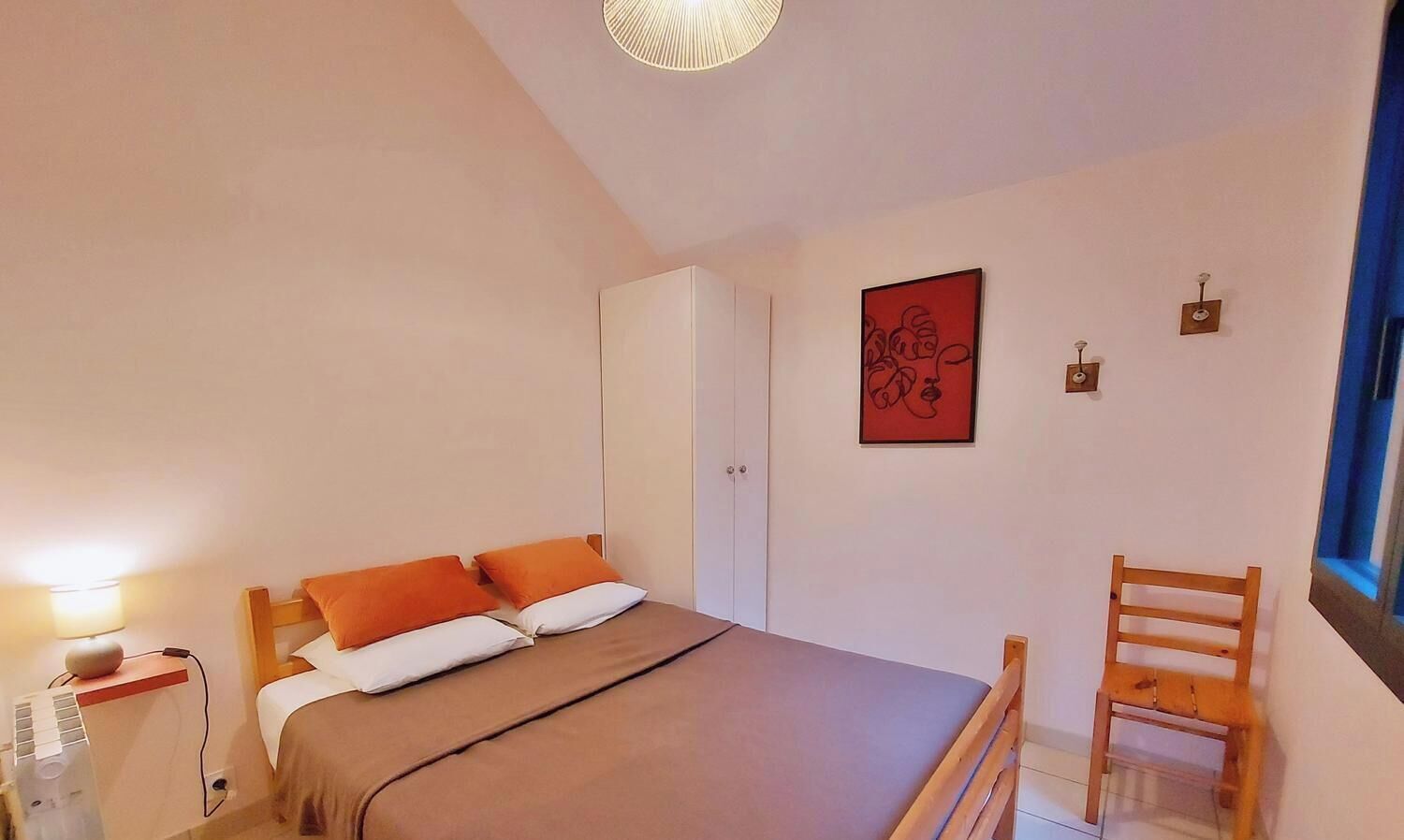 2 chambres, lit parapluie, draps fournis