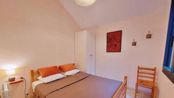 2 chambres, lit parapluie, draps fournis