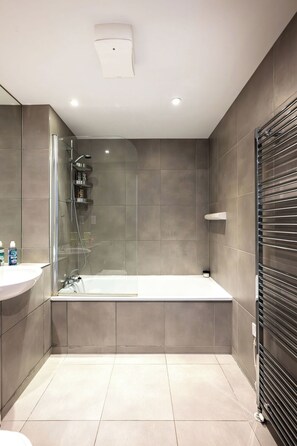 Hair dryer, towels - Comfortable 2BR Apartment up to 6 Guests (London)