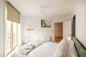 Tabla de planchar con plancha, wifi y ropa de cama 