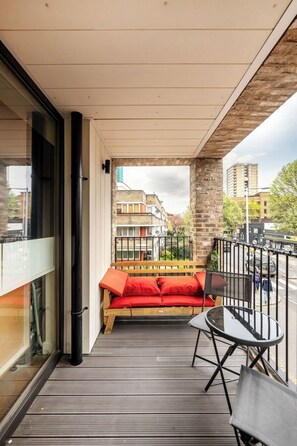 Terrace/patio - Comfortable 2BR Apartment up to 6 Guests (London)
