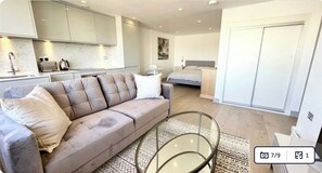 Living area - Stylish 1-Bed Flat with City Views (Bristol)