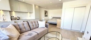 TV - Stylish 1-Bed Flat with City Views (Bristol)