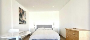 Iron/ironing board, WiFi, bed sheets, wheelchair access - Stylish 1-Bed Flat with City Views (Bristol)