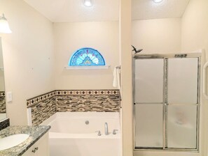 Hair dryer, towels, soap, toilet paper - Perfect 4-bedroom house in tranquil North Augusta (North Augusta)