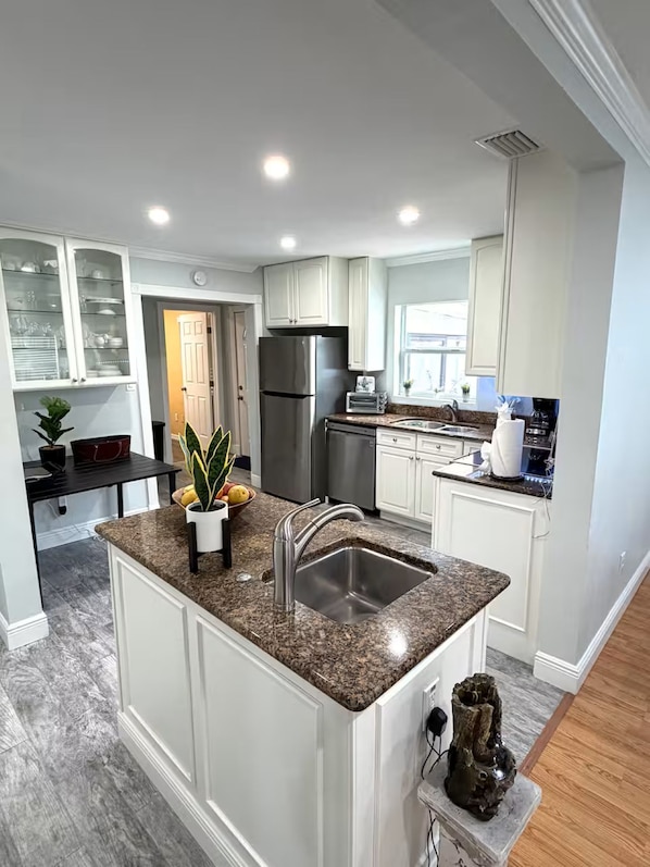 Private kitchen - Next to Busch Gardens - 3BD/2BA - 6PPL (Tampa)