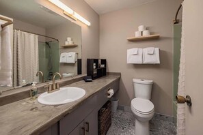 Douche, sèche-cheveux, serviettes fournies, shampoing