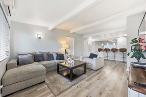 Smart TV - Experience Pacific Beach Beachside Bliss: A spacious 5-bedroom home for 12 (San Diego)