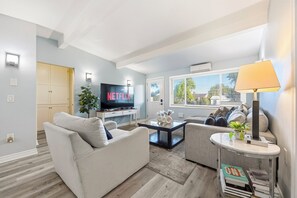Smart TV - Experience Pacific Beach Beachside Bliss: A spacious 5-bedroom home for 12 (San Diego)