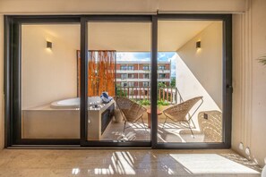 Ein modernes Badezimmer mit Badewanne, Waschbecken und Duschbereich.