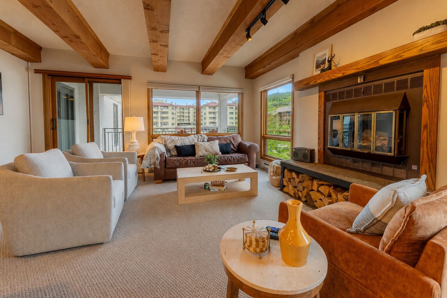 Smart TV, fireplace, stereo