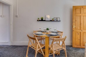 House | 3 bedrooms - Modern Coventry Stay Sleeps 6 (Coventry)