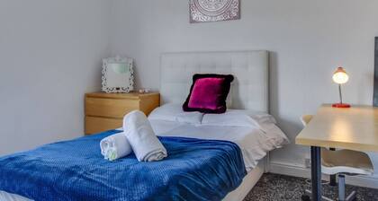 Modern Coventry Stay Sleeps 6