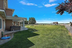 Property grounds - Ultimate Group Getaway: 3 min from Lake, vineyards, event centers + Hot Tub (Caldwell)