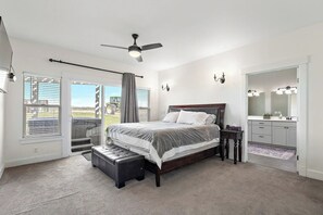Iron/ironing board, WiFi, bed sheets - Ultimate Group Getaway: 3 min from Lake, vineyards, event centers + Hot Tub (Caldwell)