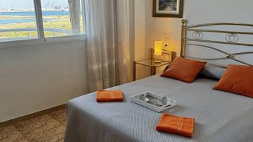 2 dormitorios, tabla de planchar con plancha, ropa de cama