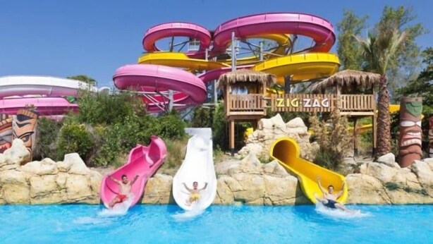 Parque acuático con toboganes y piscina.