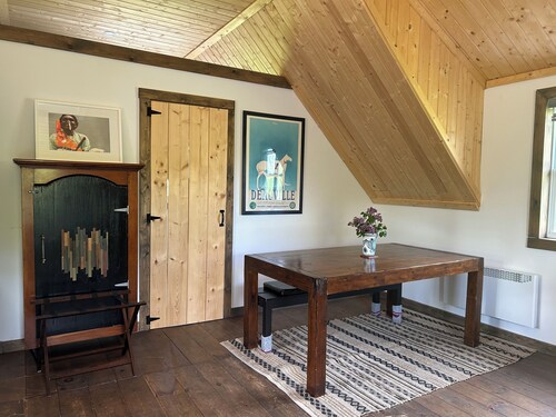 Cozy log home on 4 FULLY-FENCED acres with pond—perfect peaceful getaway 🐾