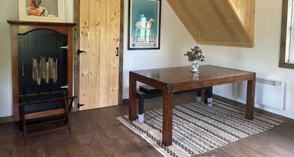 Cozy log home on 4 FULLY-FENCED acres with pond—perfect peaceful getaway 🐾